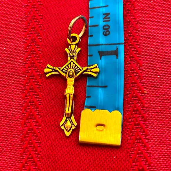 5/$10❤️❤️❤️NEW BRASS CRUCIFIX CHARM PENDANT - Picture 2 of 2